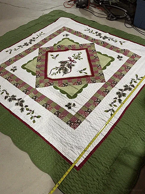 Winter Holly And Pinecones Quilted Bed Cover King 102x86 Reversible 2shams 20x26